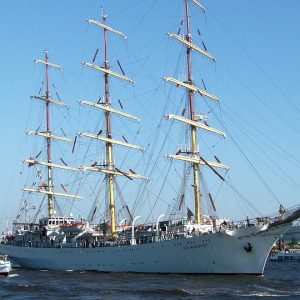 Schiff im Hafen Hamburg