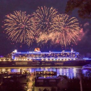 Kreuzfahrtschiff Queen Mary 2 in Hamburg